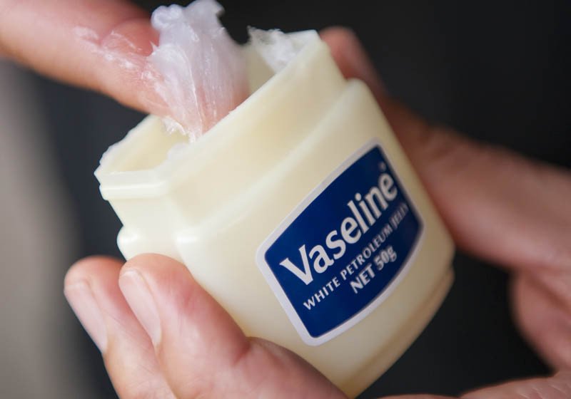 Vaseline còn có thể làm mềm dây da cũng là một cách rất tiện lợi