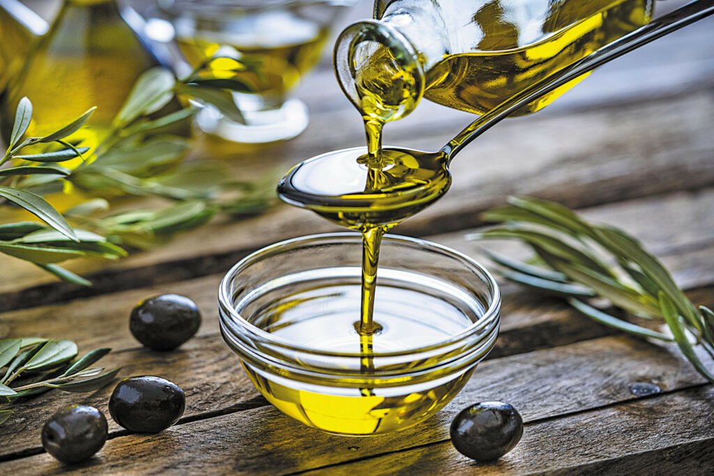 Dầu Olive cũng là một trong những cách làm mềm dây da cực hiệu quả